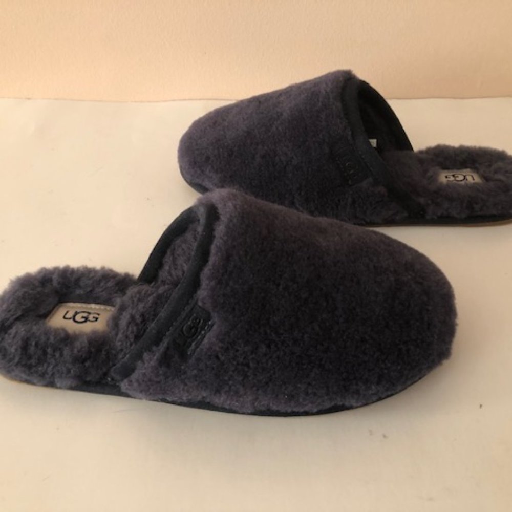 UGG Fluffette Navy Slipper. Size: 7, 12 - Picture 5 of 13